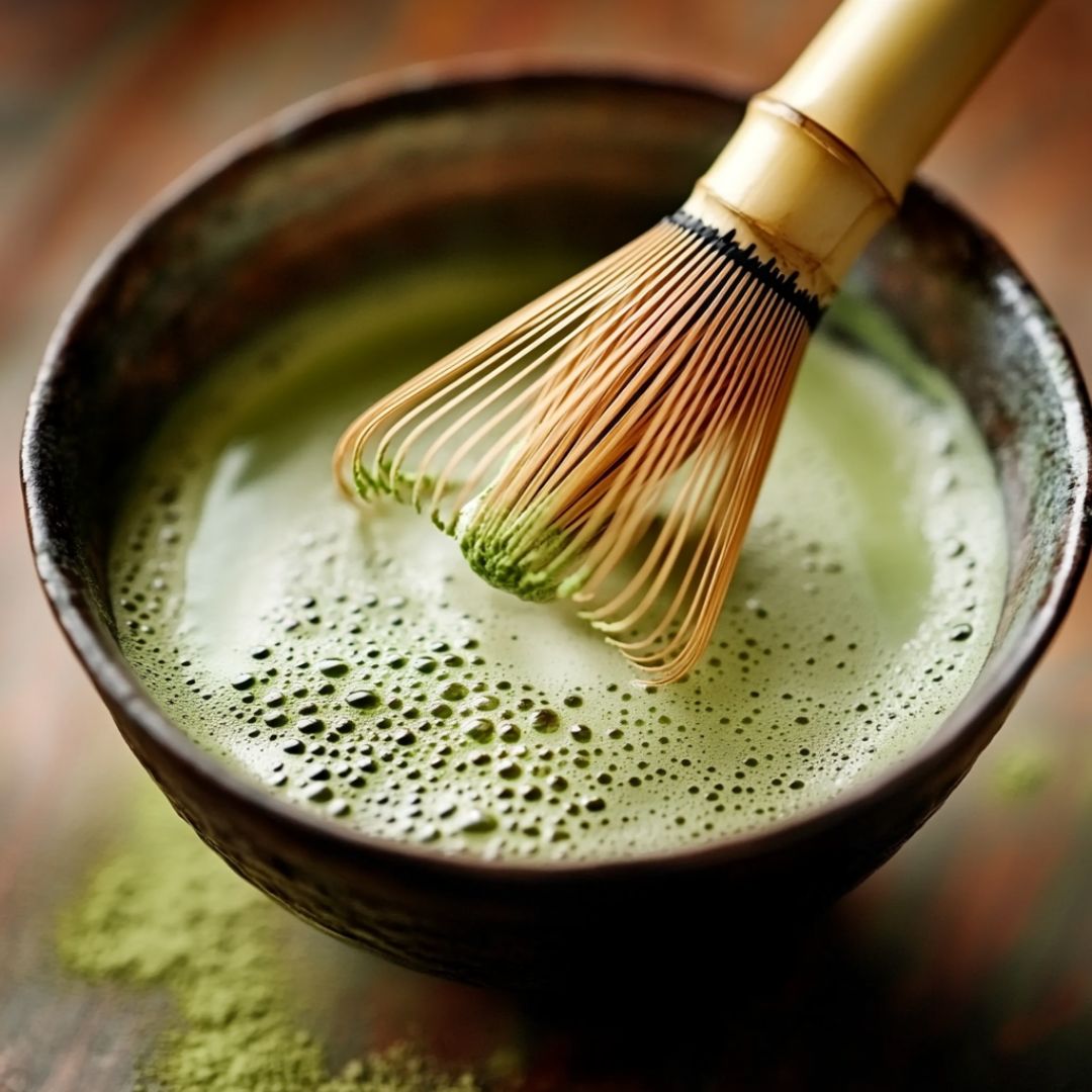 préparation avec fouet de matcha Image